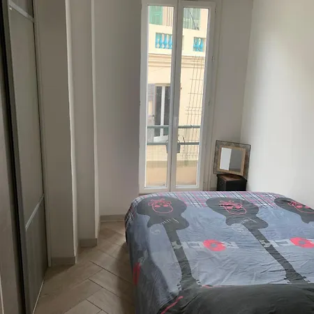 A 5 Minutes De La 尼斯